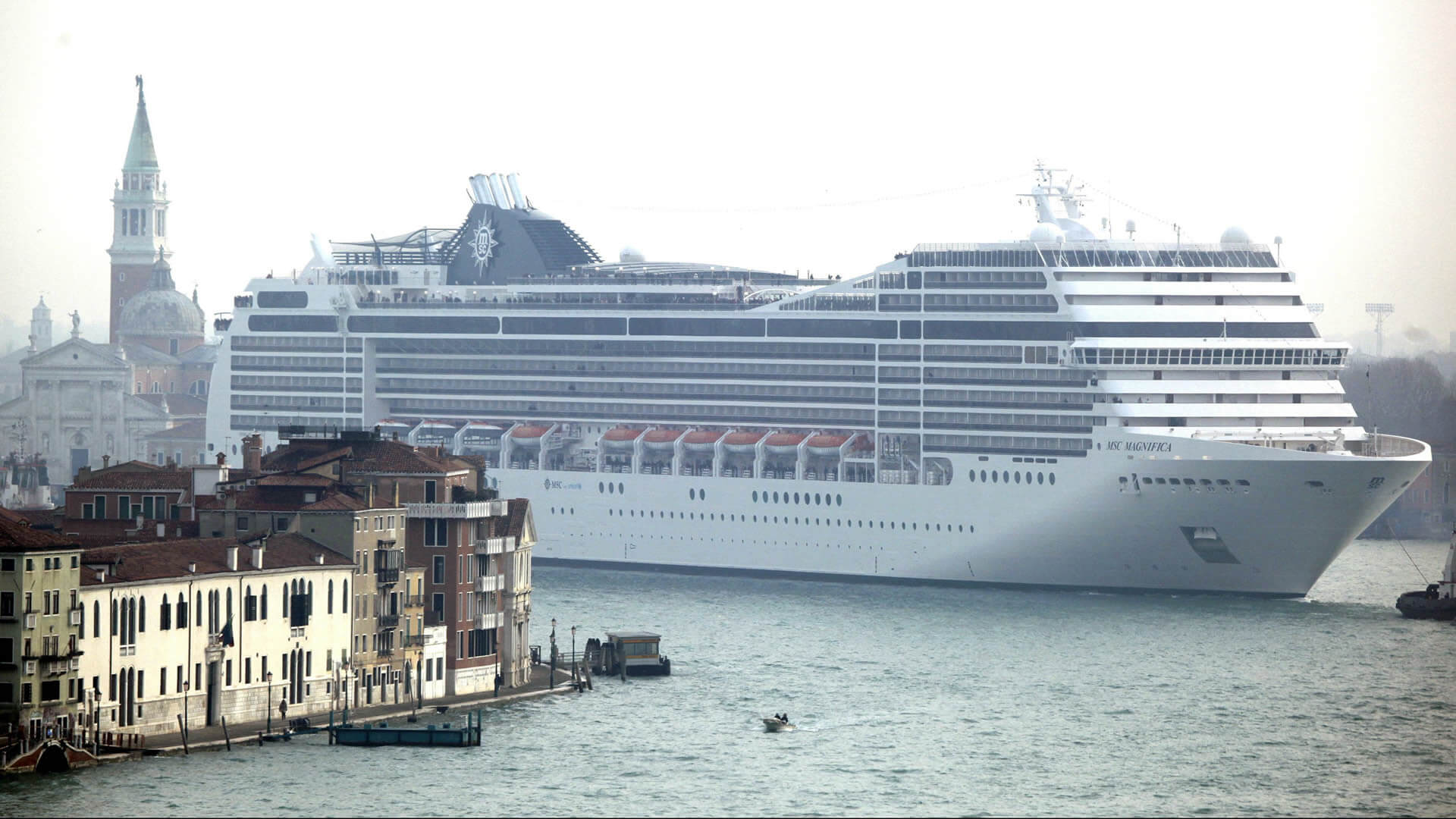 Bateau de croisière passant bacino San Marco